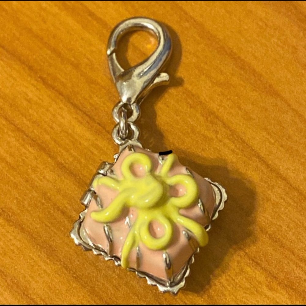 NEW RARE JUICY COUTURE SILVER CUPCAKEPRESENT CHARM